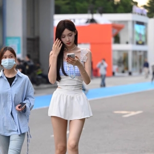 白色蕾丝拼接短裙